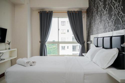 Katil atau katil-katil dalam bilik di Modern and Nice 2BR Apartment Scientia Residence By Travelio