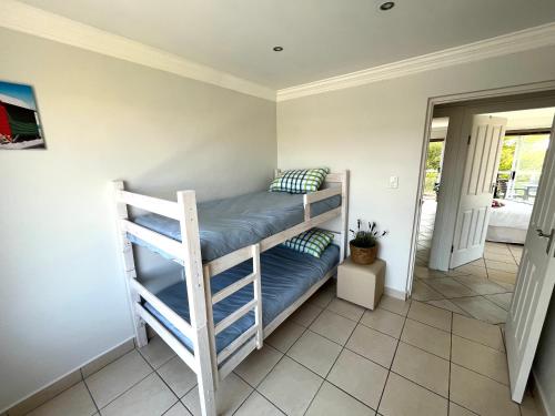 Postel nebo postele na pokoji v ubytování The JBay Oasis