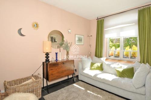 - un salon avec un canapé blanc et une fenêtre dans l'établissement Maison moderne proche Golf et plage du Touquet, à Cucq