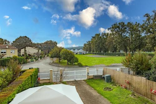 a view of a residential street with a white fence at Lumineux in Le Bugue