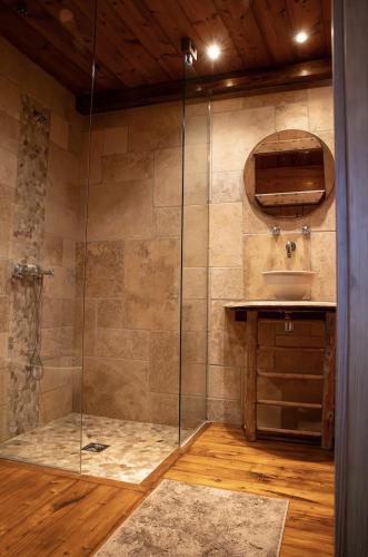 une salle de bain avec douche et lavabo dans l'établissement Aux grandes cours, à Villar-dʼArêne