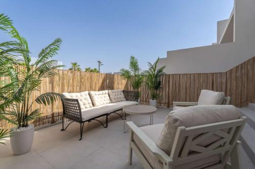 Balkoni atau teres di Classy 4-Bedroom Villa With Spacious Balcony in Nad Al Sheba