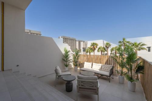 Balkoni atau teres di Classy 4-Bedroom Villa With Spacious Balcony in Nad Al Sheba