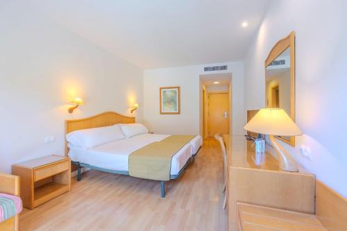 una habitación de hotel con una cama y un espejo en Moon Dreams Roquetas, en Roquetas de Mar