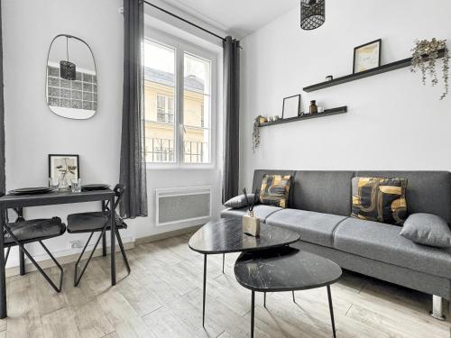 un salon avec un canapé et une table dans l'établissement Appartement Cosy 4P - Marais, à Paris