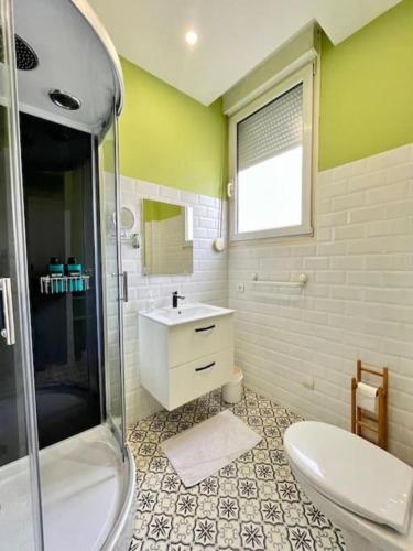 une salle de bain avec toilettes, lavabo et douche dans l'établissement Le refuge bohème, à Reims