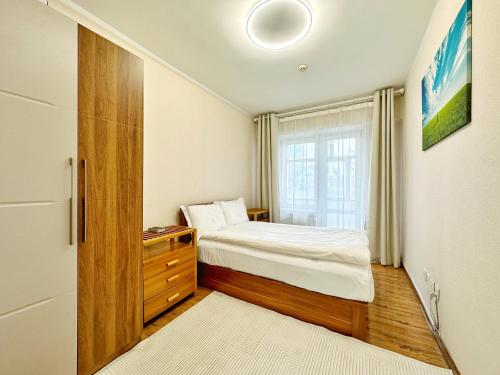 Postel nebo postele na pokoji v ubytování 135m2 new apartment 5 rooms with airport pickup