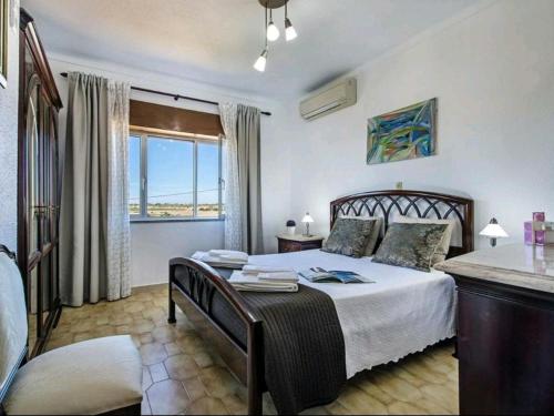 VILLA SALGADOS, near ALBUFEIRA, with Private Pool, 5 minutes from Gale Beach