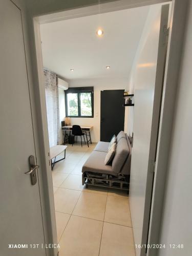 une chambre avec un lit et une table dans une pièce dans l'établissement Maisonnette avec jardin, à Colomiers