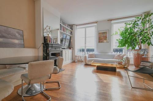 un salon avec un canapé et une table dans l'établissement Spacious apartment in central Paris, à Paris