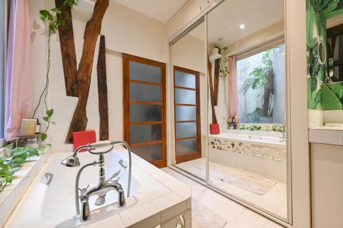 une salle de bain avec douche et lavabo dans l'établissement Spacious apartment in central Paris, à Paris