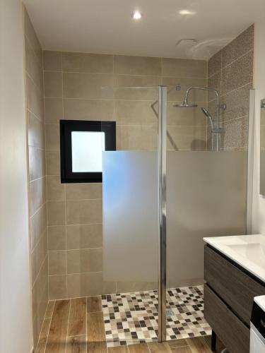 une salle de bain avec douche et lavabo dans l'établissement Maison entre campagne et mer, à Sainte-Marguerite