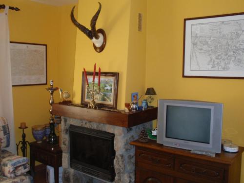 A television and/or entertainment centre at Casa Rural El Castillo