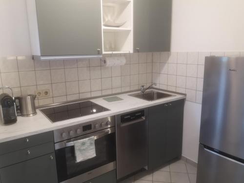 Kuchyň nebo kuchyňský kout v ubytování 1,5 Zi Wohnung 43 qm im Zentrum von Plochingen, frisch renoviert und voll ausgestattet