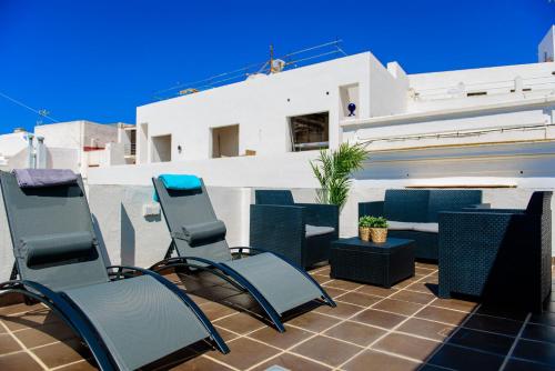 タリファにあるLivingtarifa Apartamento Biancoのパティオに置かれた椅子とテーブルの集まり