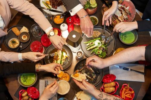 a group of people sitting around a table eating food at Steigenberger Hotel Hamburg in Hamburg