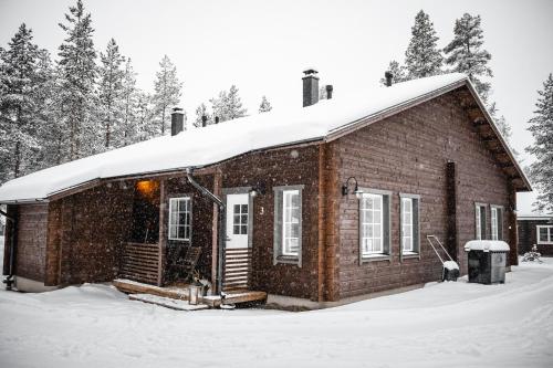 a small brick house with snow on the roof at Hotel Ylläsrinne in Ylläsjärvi