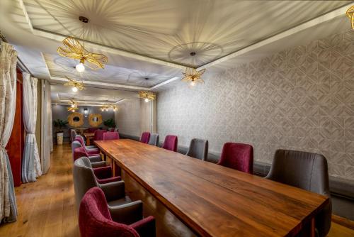 a conference room with a long table and chairs at The Emin Pasha Hotel & Spa Kampala in Kampala