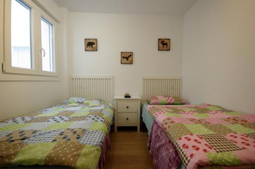 due letti uno accanto all'altro in una stanza di Livingtarifa Ventura Levante a Tarifa