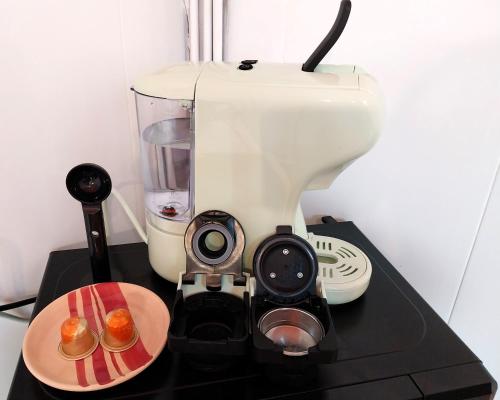 a blender sitting on top of a black counter at Charmant Studio au cœur de Dinard in Dinard
