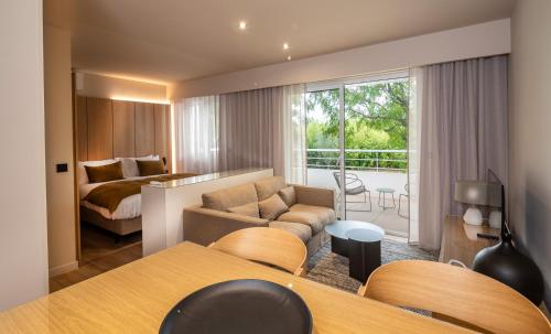 Postel nebo postele na pokoji v ubytování Hôtel Horizon Resort Massane & Spa