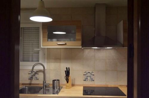 kuchnia ze zlewem i blatem w obiekcie Livingtarifa Apartamento Anhelo w mieście Tarifa