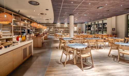 Un restaurant sau alt loc unde se poate mânca la Hôtel Horizon Resort Massane & Spa