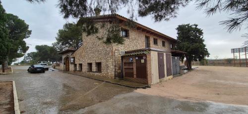 ein Gebäude am Straßenrand in der Unterkunft Vineam Hotel in La Muela