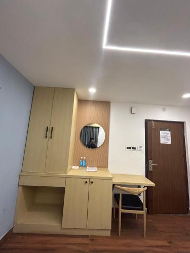 a room with a desk and a mirror on the ceiling at Wild Wings Premium Hotel in Hyderabad