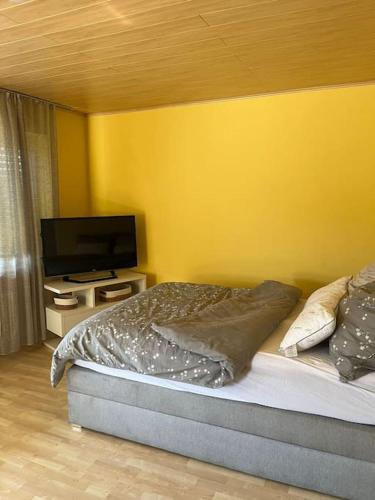 Ένα ή περισσότερα κρεβάτια σε δωμάτιο στο ZimmerWohnung mit Kochnische in langgöns