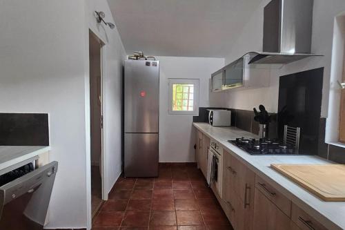 Il comprend une cuisine équipée d'un réfrigérateur en acier inoxydable. dans l'établissement La Maisonnette Des Arcs, aux Arcs-sur-Argens