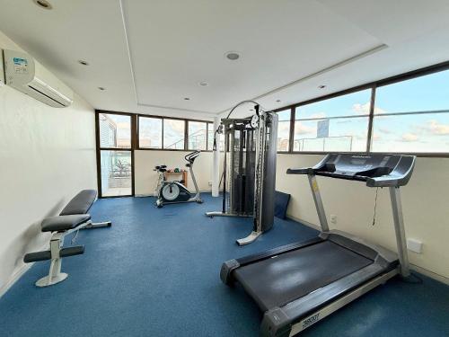 ジョアンペソアにあるApartamentos Família no Aquamarineのジム(トレッドミル、自転車付)が備わる客室です。