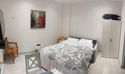 - une chambre avec un lit et un réfrigérateur dans l'établissement 