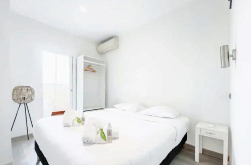 une chambre blanche avec un lit et une fenêtre dans l'établissement NEW 2BR in CANNES CENTER, à Cannes