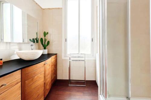 une salle de bain avec un lavabo et une fenêtre dans l'établissement NEW 2BR in CANNES CENTER, à Cannes