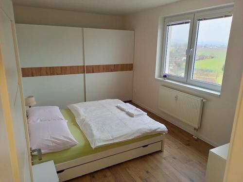 Postel nebo postele na pokoji v ubytování Lovely apartment with balcony and free parking