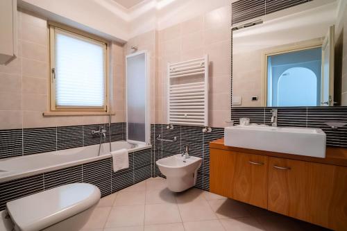 5 Min From Trastevere Rome Chic Apartment