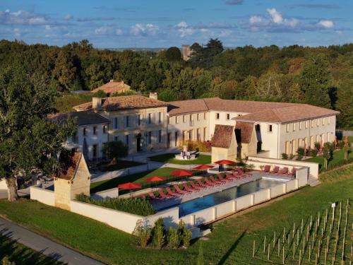 an aerial view of a villa with a swimming pool at Château Fage La Maison des Vignes - Saint-Émilion in Arveyres