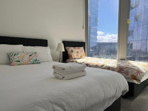 Una cama o camas en una habitación de WSP harbour view flat with free parking