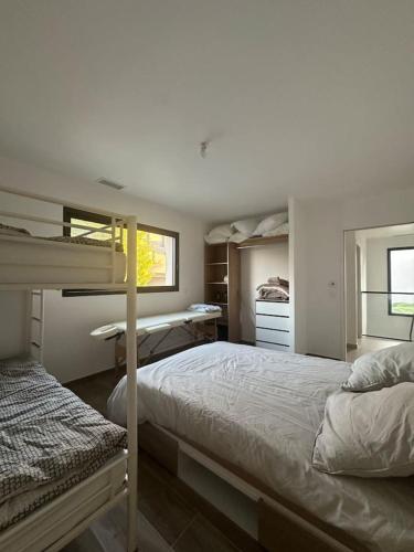 une chambre avec deux lits superposés et un bureau dans l'établissement Villa piscine jacuzzi Montpellier, à Juvignac