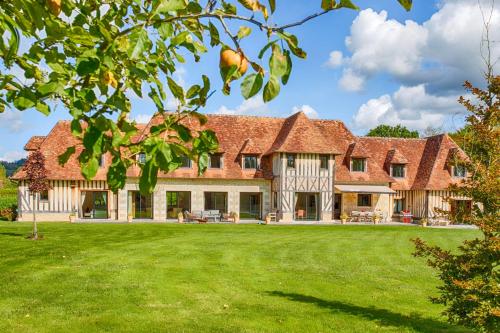 Photo de la galerie de l'établissement Villa Daniel - 20 ppl - 8 Bedrooms - Swimming pool - Tennis, à Deauville