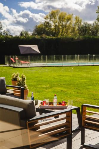 Photo de la galerie de l'établissement Villa Daniel - 20 ppl - 8 Bedrooms - Swimming pool - Tennis, à Deauville