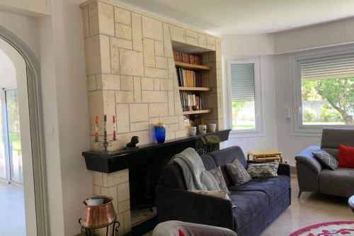 un salon avec une cheminée et un canapé bleu dans l'établissement Beautiful 4 room apartment in La Rochelle, à La Rochelle