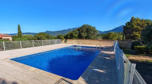 une piscine dans une cour clôturée dans l'établissement Villa KALLISTE 3 pièces avec vue mer sur les hauteurs de Propriano, à Propriano