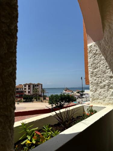 une vue sur l'océan depuis le balcon d'un immeuble dans l'établissement Appartement Le Barcarès, à Dosse Petit