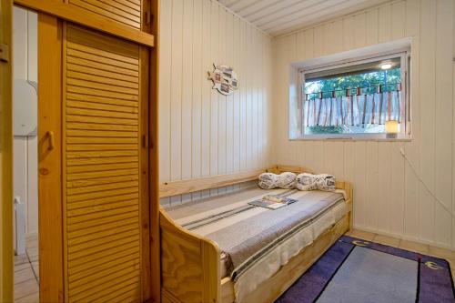 una cama en una habitación con ventana en Bungalow am Stettiner Haff, en Bellin
