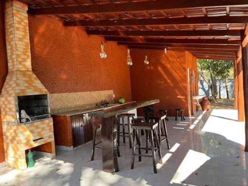 TV a/nebo společenská místnost v ubytování Casa bosque do Garapiá- Taquaruçu