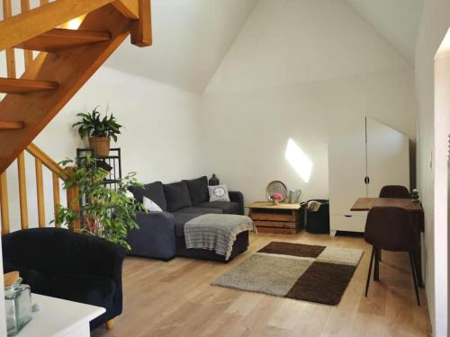 un salon avec un canapé et une table dans l'établissement Ty Bleiz, charmante maison en pierre, 3kms plages, Trégastel, à Saint-Samson