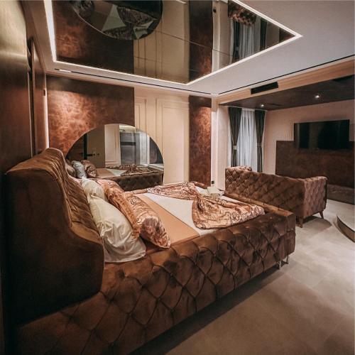 a large couch in a room with a mirror at Motel Villa Princi in Kosovo Polje