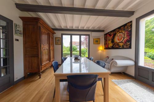 une salle à manger avec une table et des chaises dans l'établissement LE PARC DE JEANNE, à Voiteur